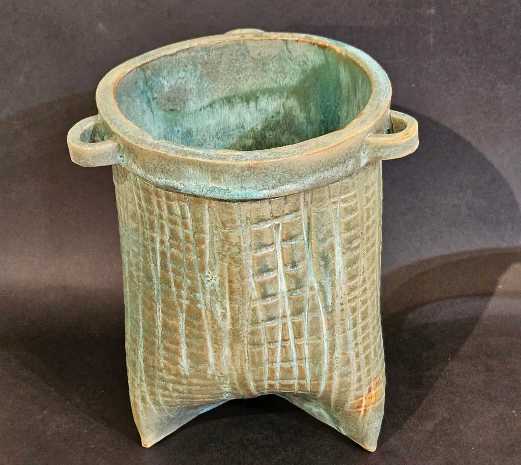 Tri Based Lizard Look Vessel
