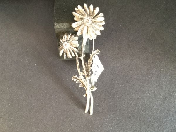 Daisy Pin