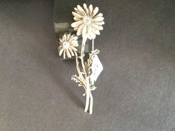 Daisy Pin